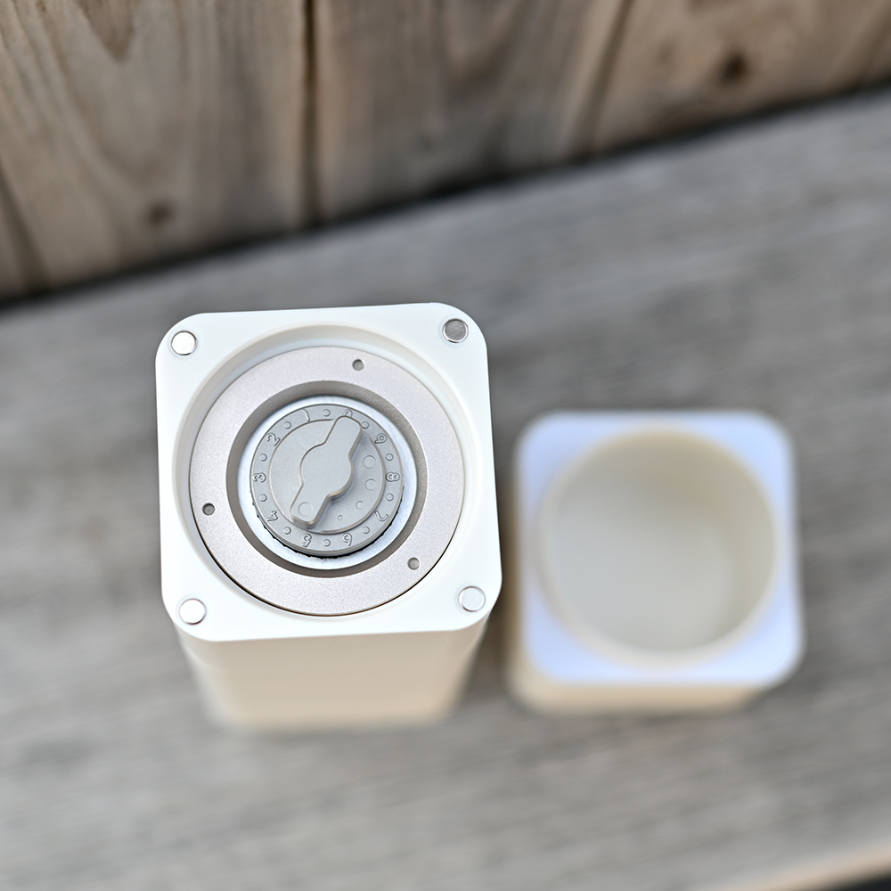 Grind size adjustment feature of the electric coffee grinder