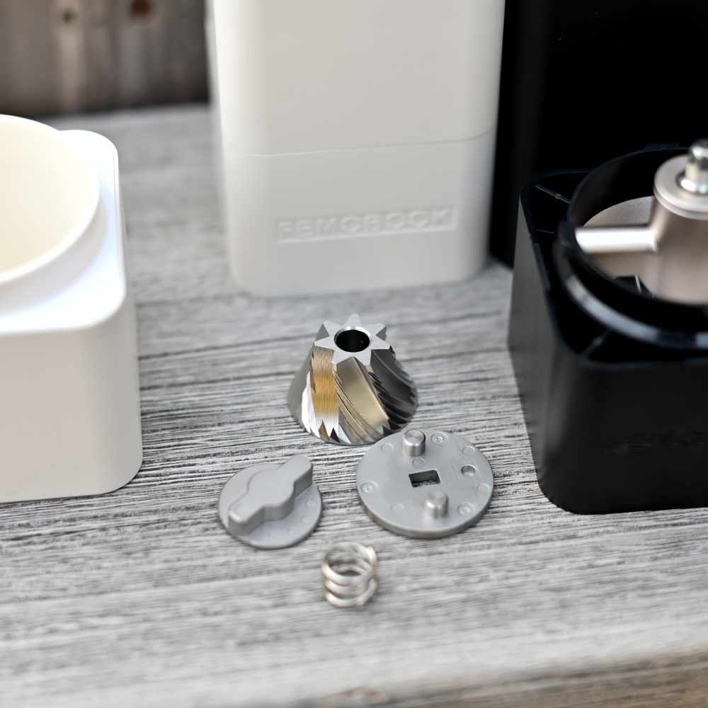 Ground coffee container attached with magnetic attraction
