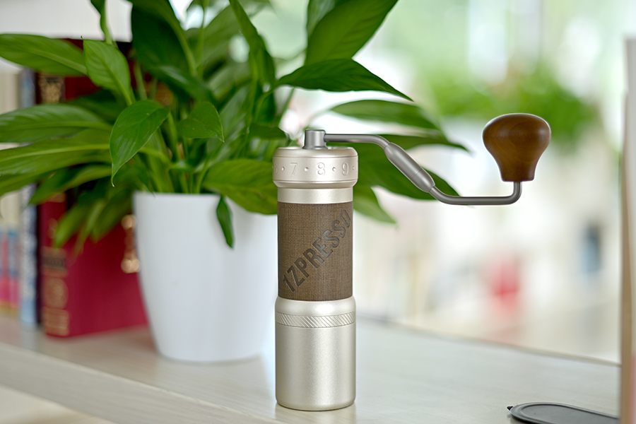 1zpresso Kultra manual coffee grinder accessories included.