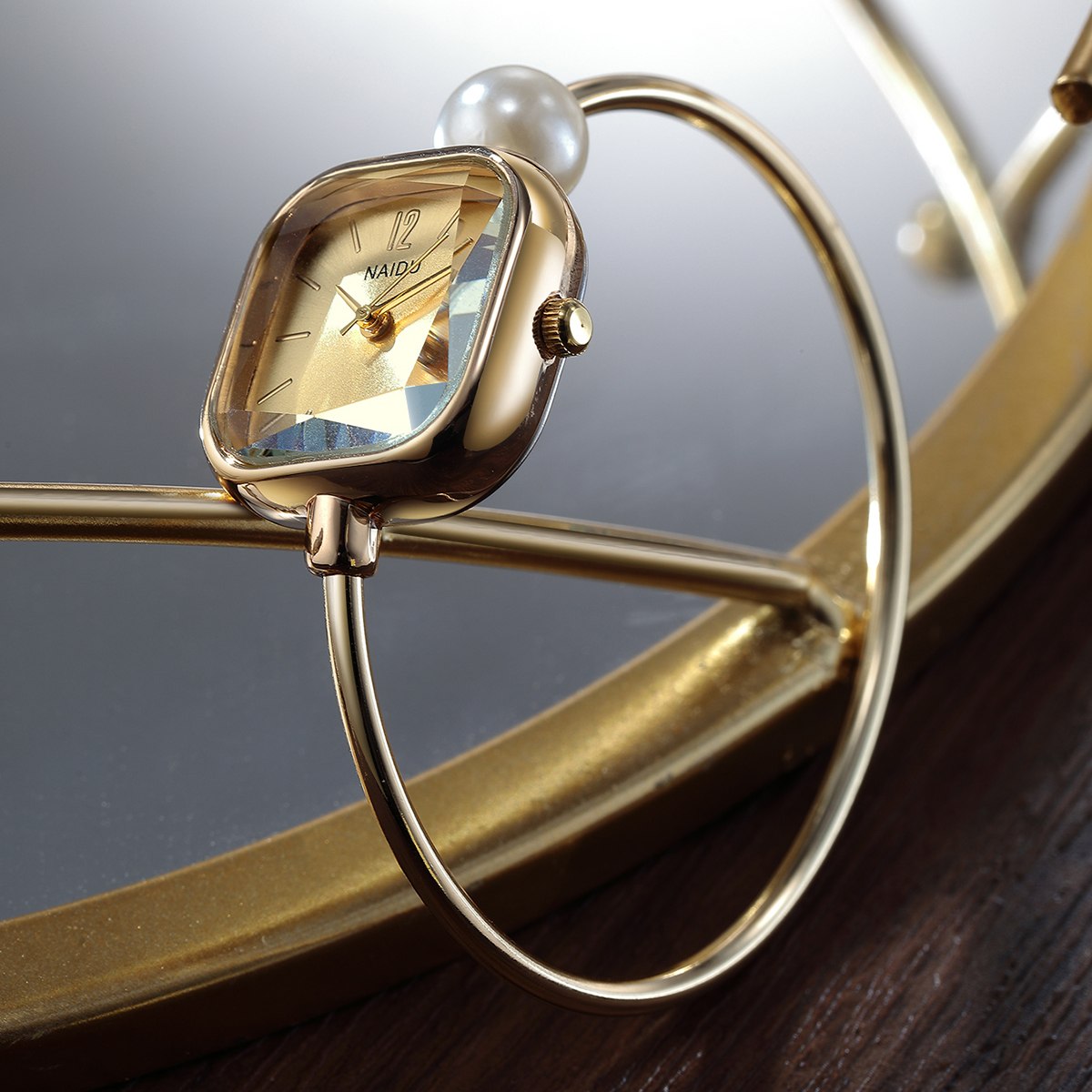 Simple Retro Womens Wristwatch Daily Wear Fashion Watch - Zoomed image showing craftsmanship