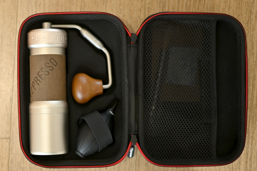 Portable coffee mill body and adjustable grinding settings.